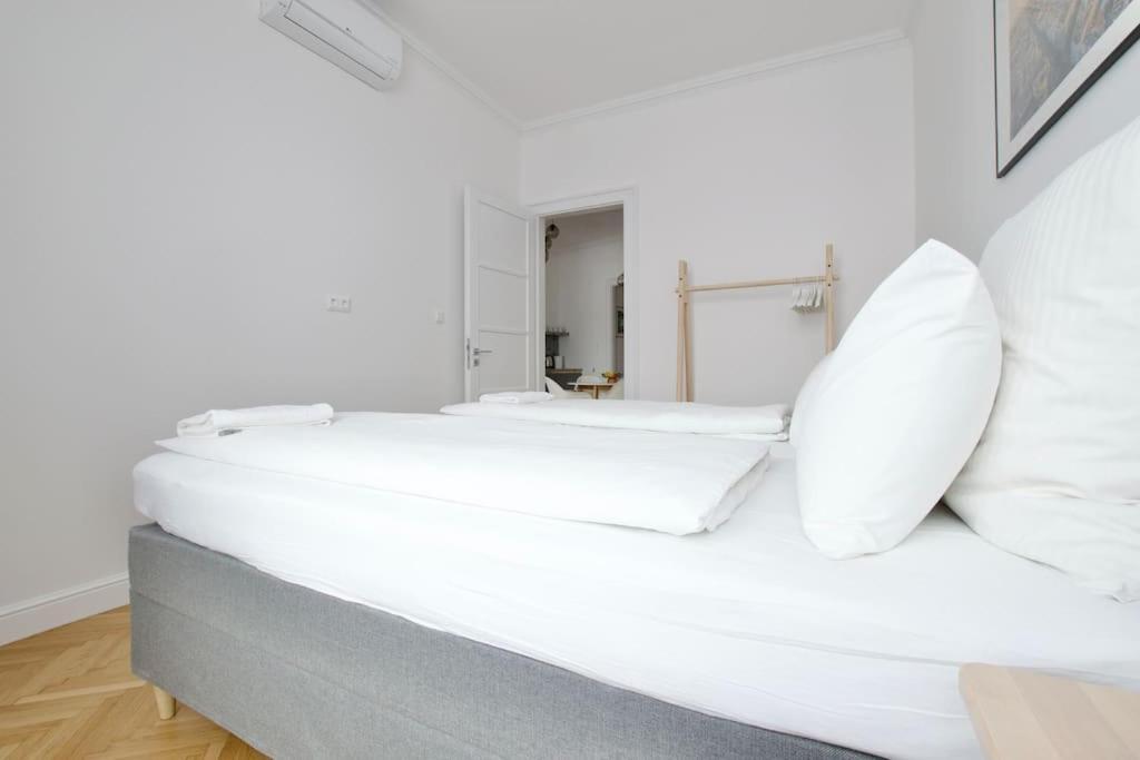 Premium Apartment By Hi - Central 2 Bedroom - Best View Budapest Extérieur photo
